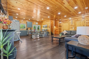 TV - NEW/Walk to DT/swim spa/4 en suites/theater/games/sleeps 16 (Gatlinburg)