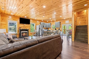 TV - NEW/Walk to DT/swim spa/4 en suites/theater/games/sleeps 16 (Gatlinburg)