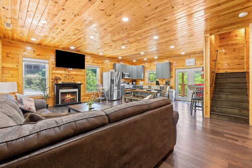 NEW/Walk to DT/swim spa/4 en suites/theater/games/sleeps 16