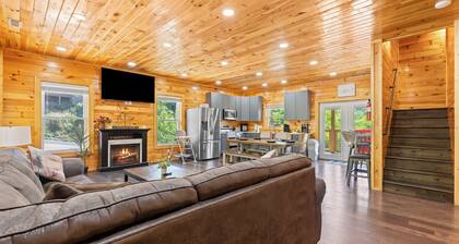 NEW/Walk to DT/swim spa/4 en suites/theater/games/sleeps 16