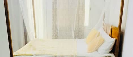 Iron/ironing board, Internet, bed sheets