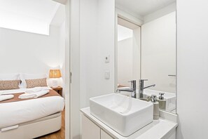 Iron/ironing board, Internet, bed sheets - GuestReady-Chic Urban Retreat in Porto Centre (Porto)
