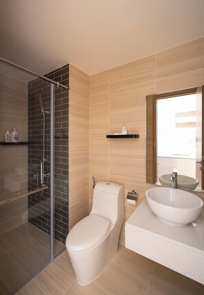 Bruser, hårtørrer, bidet, håndklæder