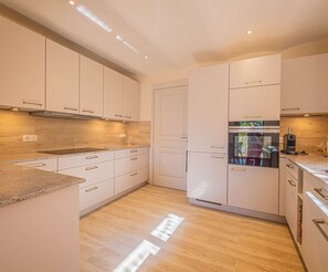 Kühlschrank, Mikrowelle, Ofen, Geschirrspüler