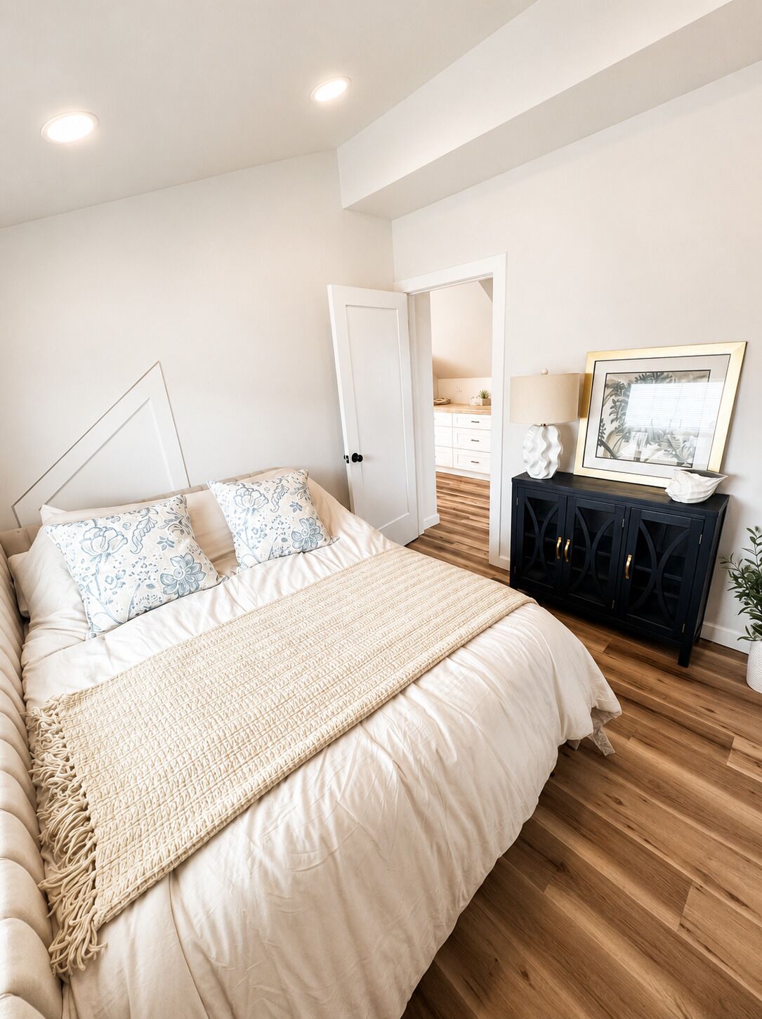 7 bedrooms, WiFi, bed sheets