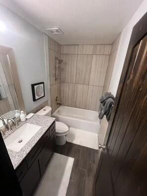 Haartrockner, Handtücher, Seife, Toilettenpapier
