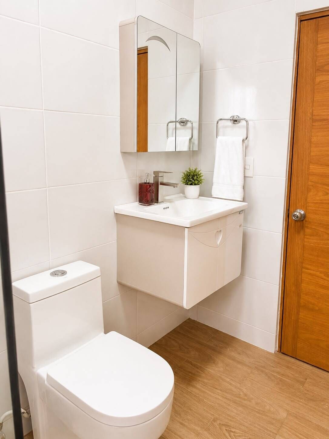 Een douche, handdoeken, zeep, toiletpapier