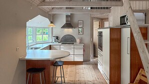 Kahvin-/teenkeitin, jääkaappi, mikroaaltouuni, liesi