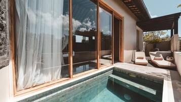 Quarto casal, sacada, vista parcial para o mar | Piscina | Piscina externa