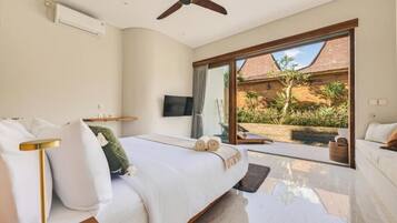 Quarto casal, vista para a piscina | Cofres nos quartos, cortinas blackout, quartos à prova de som