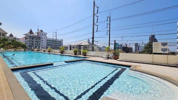 Kolam renang outdoor