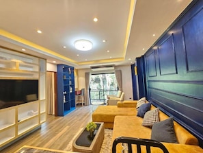 Deluxe Suite, Garden View | Living area