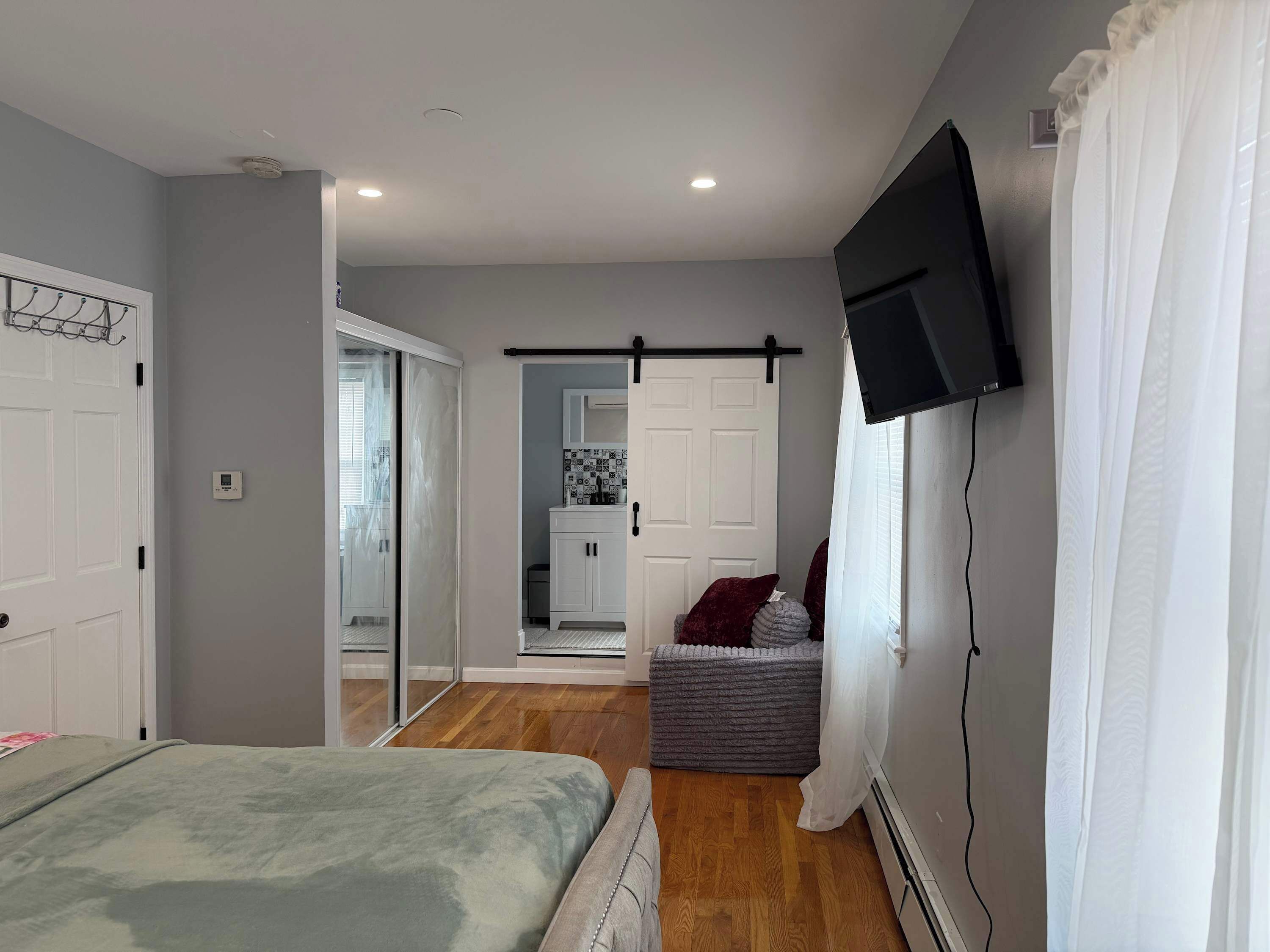 3 bedrooms, iron/ironing board, WiFi, bed sheets