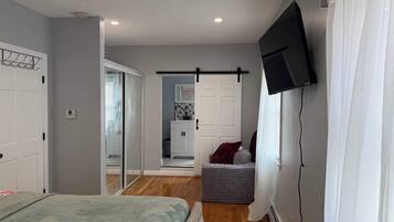 3 bedrooms, iron/ironing board, WiFi, bed sheets
