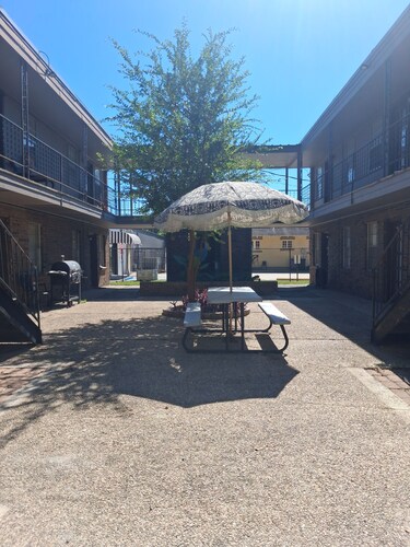 Quiet 2 Bedroom Boutique Style Apt in the Heart of Mid City Baton Rouge 