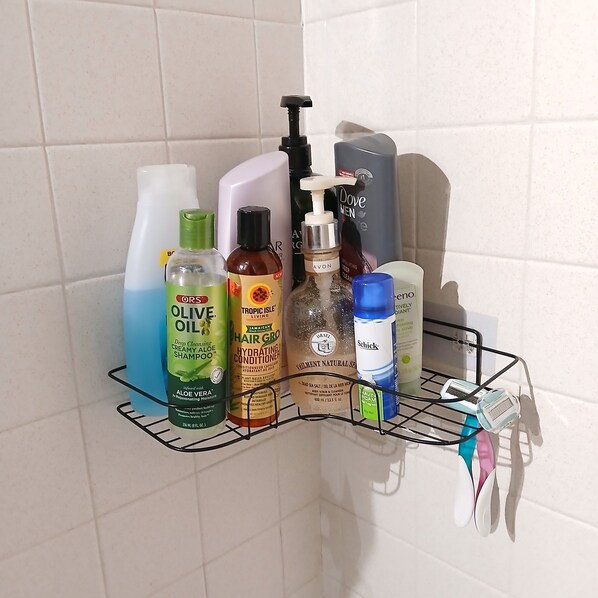 Secadora de cabello, toallas, jabón, shampoo