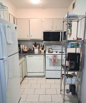 Private kitchen - Quiet 2 Bdrm Apt in the Heart of Baton Rouge Close to Anything a Traveler Needs (Baton Rouge)
