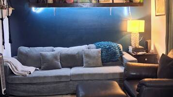 Smart-tv, boeken, een stereo en een printer