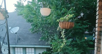 Quiet 2 Bdrm Apt in the Heart of Baton Rouge Close to Anything a Traveler Needs