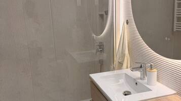 Deluxe Apartment, Balcony | Bathroom