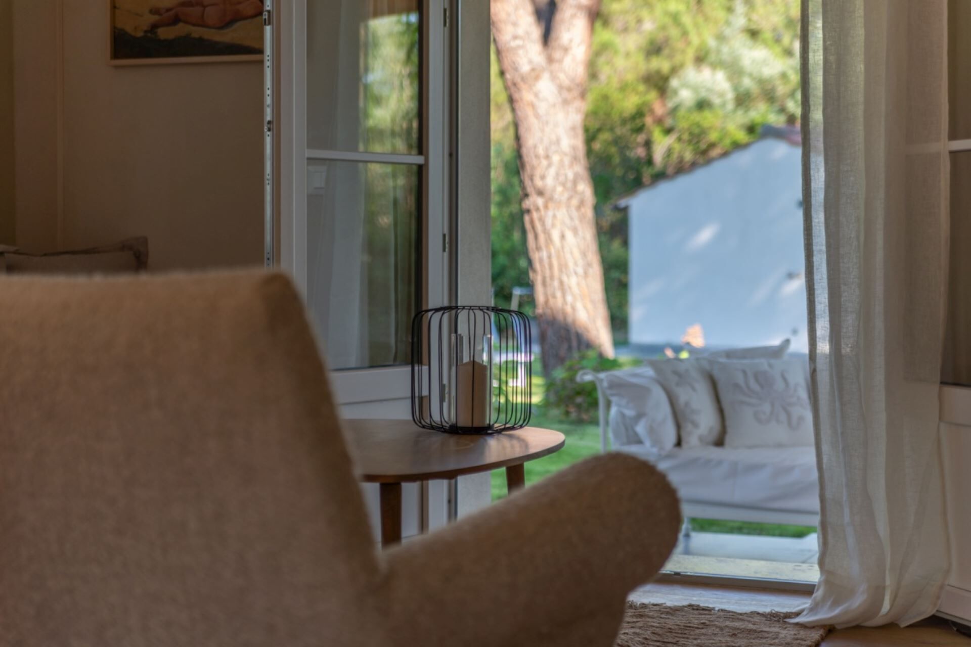 Habitación con vista a un árbol y una estructura blanca en el exterior.