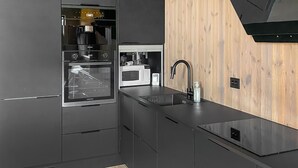 Kaffe- och tebryggare, kylskåp, mikrovågsugn och ugn