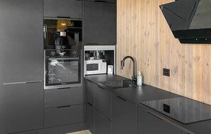 Wasserkocher mit Kaffee-/Teezubehör, Kühlschrank, Mikrowelle, Ofen