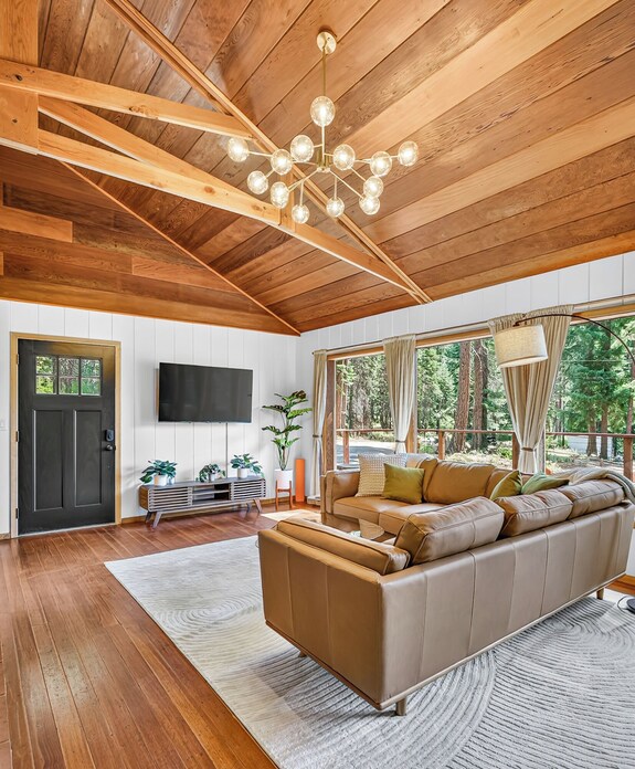Rainbow Road Stylish Cabin W/putting Green - Oregon