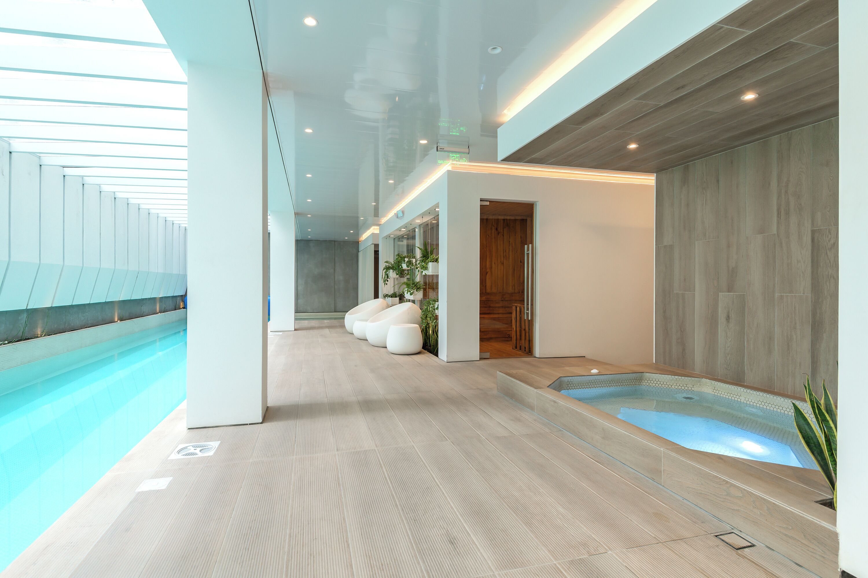 Piscina interna, espreguiçadeiras
