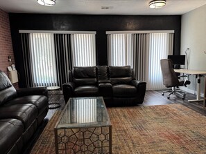 Smart TV, computer monitors - Spacious House close minutes to DFW Airport, ATT Stadium, Six flags, Lego land.. (Irving)