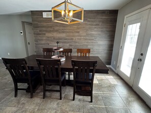 Dining - Spacious House close minutes to DFW Airport, ATT Stadium, Six flags, Lego land.. (Irving)