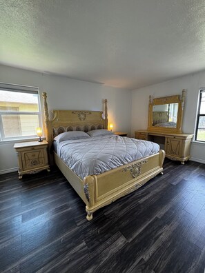 5 bedrooms, desk, iron/ironing board, free WiFi - Spacious House close minutes to DFW Airport, ATT Stadium, Six flags, Lego land.. (Irving)