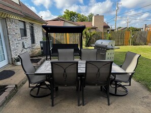 Outdoor dining - Spacious House close minutes to DFW Airport, ATT Stadium, Six flags, Lego land.. (Irving)