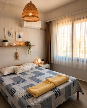Peralatan tempat tidur premium, dihias secara berasingan, meja 