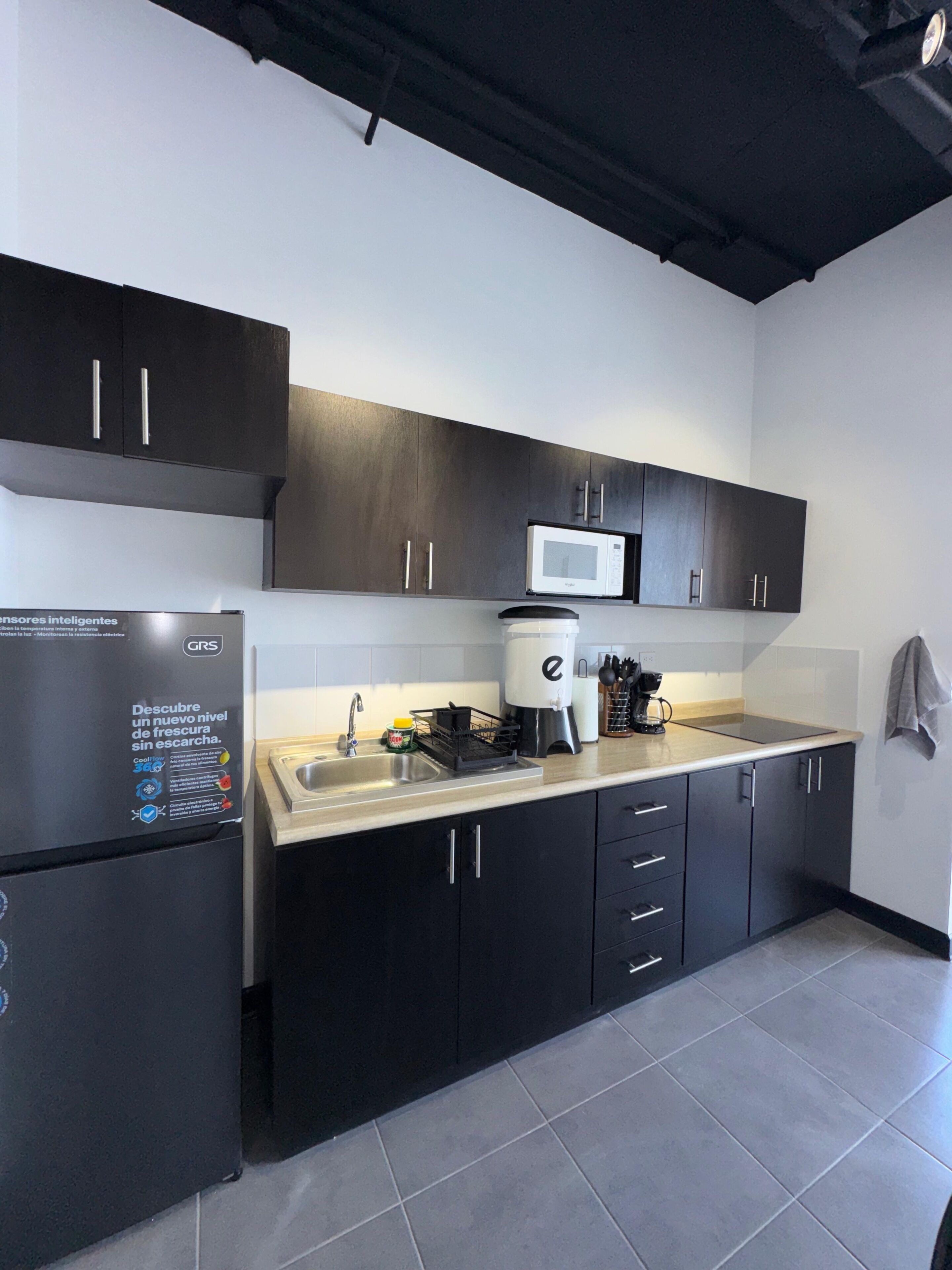 Frigorífico, microondas, placa de cocina y cafetera o tetera