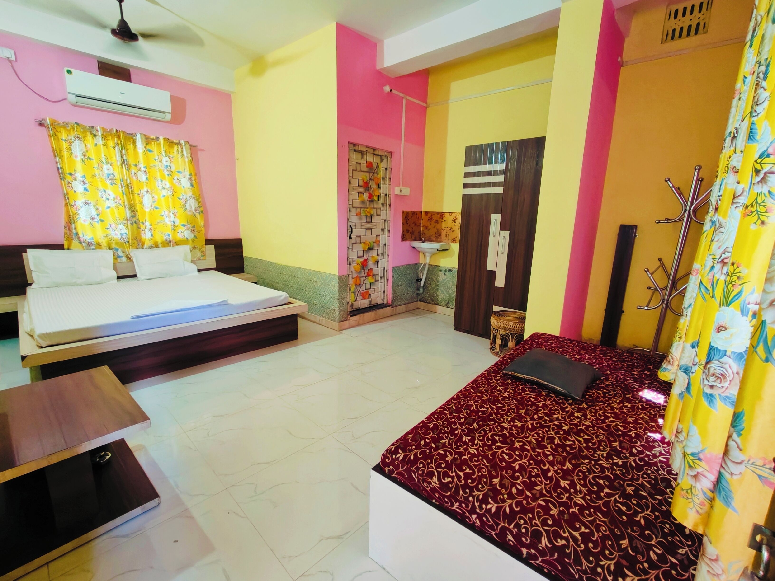 Habitación doble Confort, balcón, vista al parque | Escritorio, espacio para trabajar con laptop y wifi gratis 