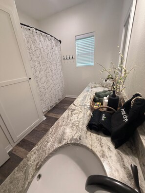 Dusche, Haartrockner, Handtücher, Toilettenpapier