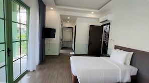 Vila superluxo, vista para a cidade | Escrivaninha, Wi-Fi de cortesia, roupa de cama