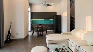 Biệt thự Cao cấp, quang cảnh thành phố | Bếp riêng | Tủ lạnh, lò vi sóng, dụng cụ nấu nướng/bát dĩa/dao nĩa 