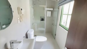 Biệt thự Cao cấp, quang cảnh thành phố | Phòng tắm | Đồ dùng nhà tắm miễn phí, máy sấy tóc, khăn tắm, xà phòng 