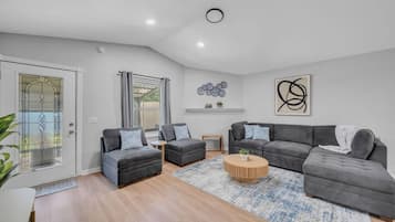 Televisión, chimenea, futbolito y tenis de mesa