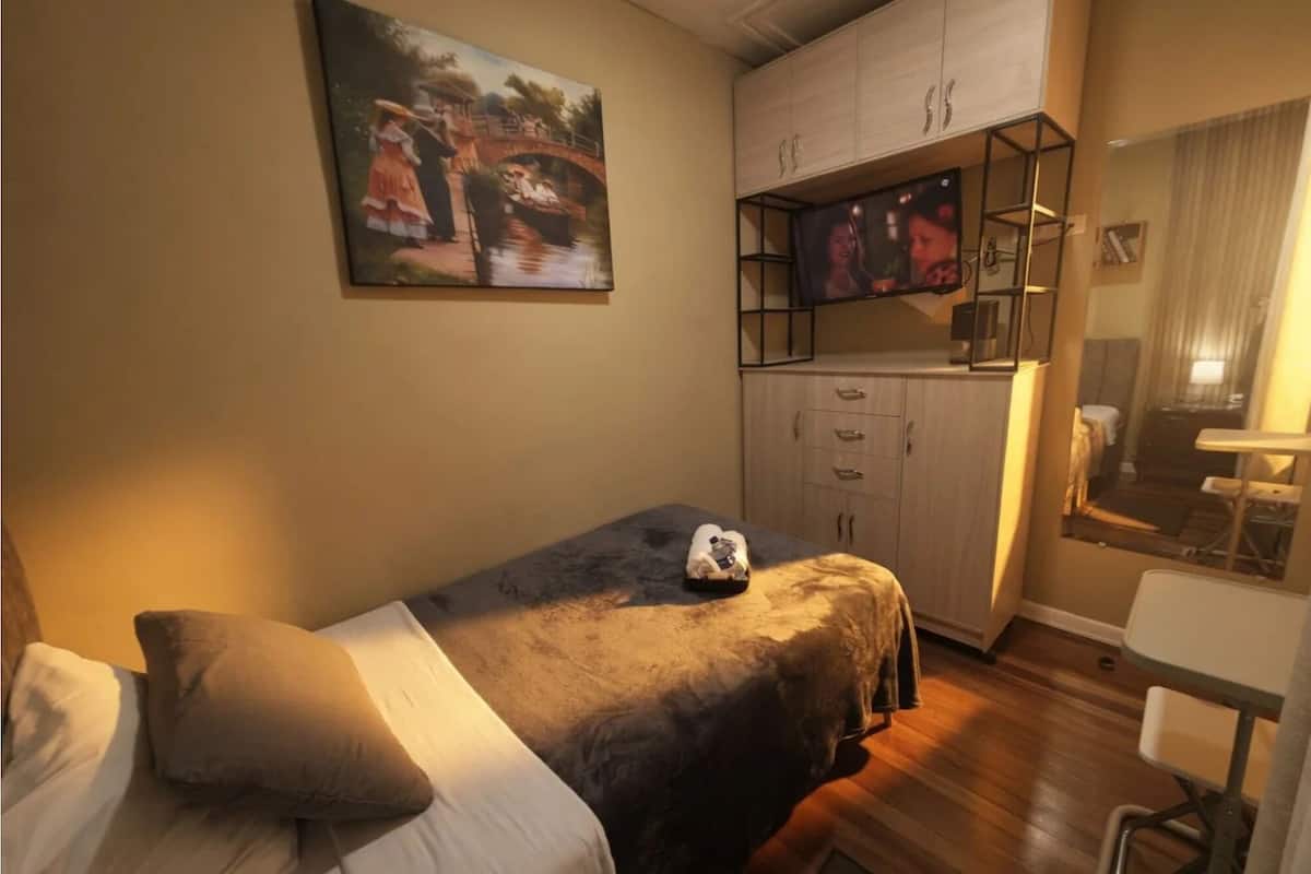 Quarto solteiro básico | Wi-Fi de cortesia