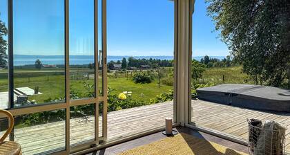 Lovely home in Habo with house sea view