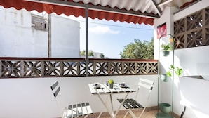 A balcony with a table, chairs, and potted plants. - Acogedor Apartamento c Ntrico (Tacoronte)