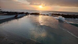 A beach with a pool, waves, and a sunset. - Coral Sunset View in Tacoronte (Tacoronte)