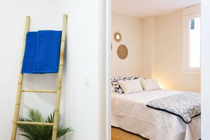 Una habitación con una cama, una escalera y un adorno en la pared.