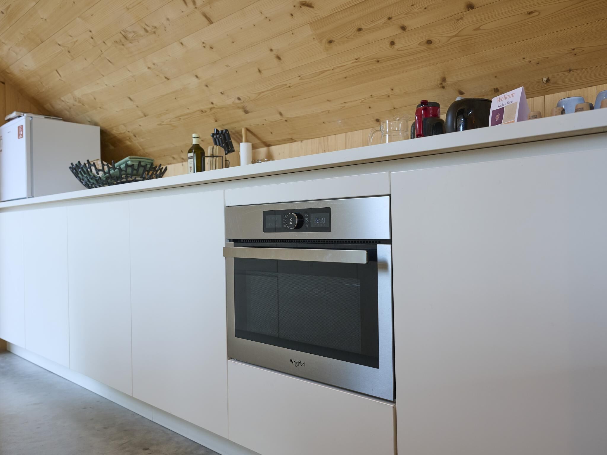 Coffee/tea maker, fridge, oven, stovetop