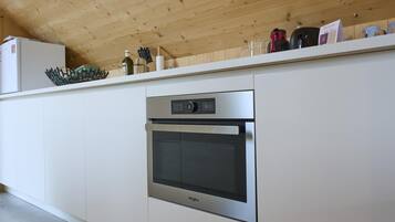 Coffee/tea maker, fridge, oven, stovetop