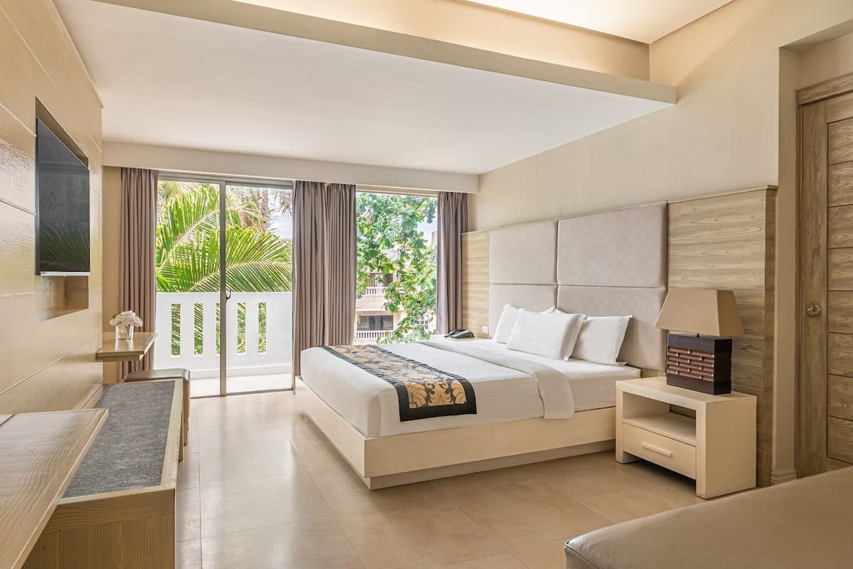 Kamar Deluks | Meja kerja dan seprai linen