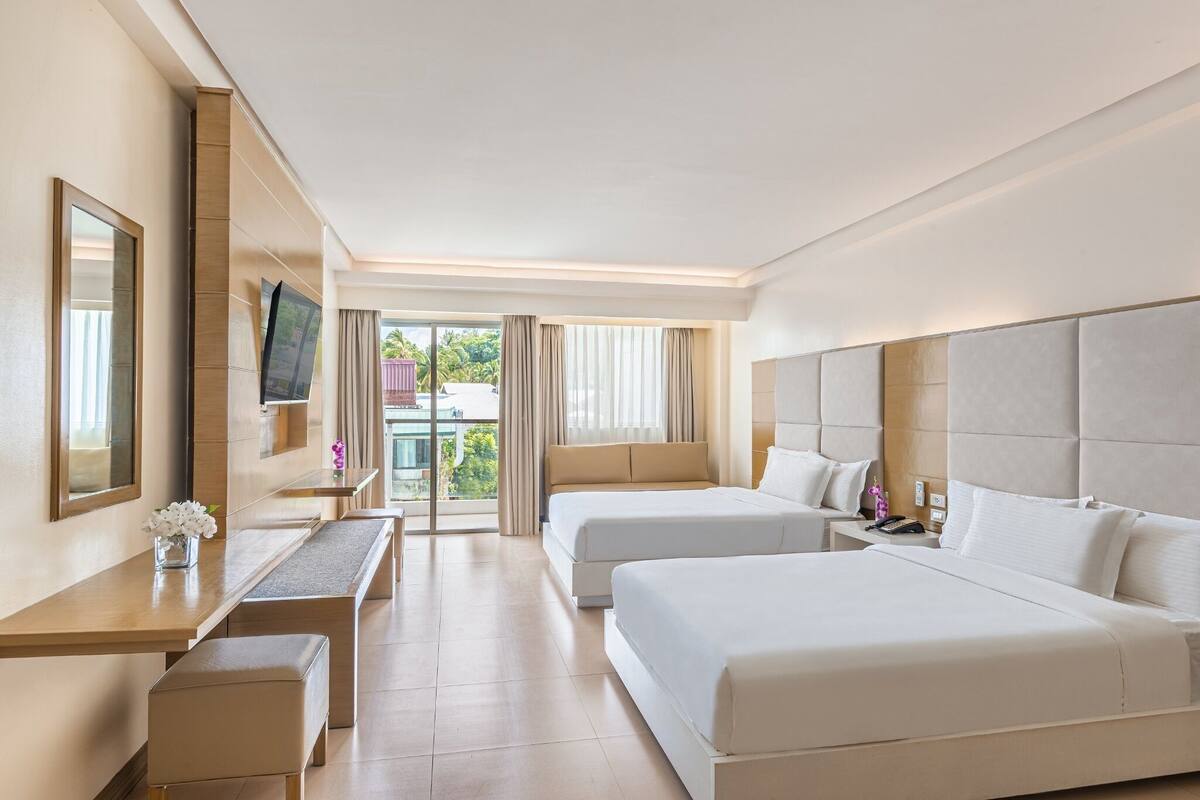 Kamar Premier | Meja kerja dan seprai linen